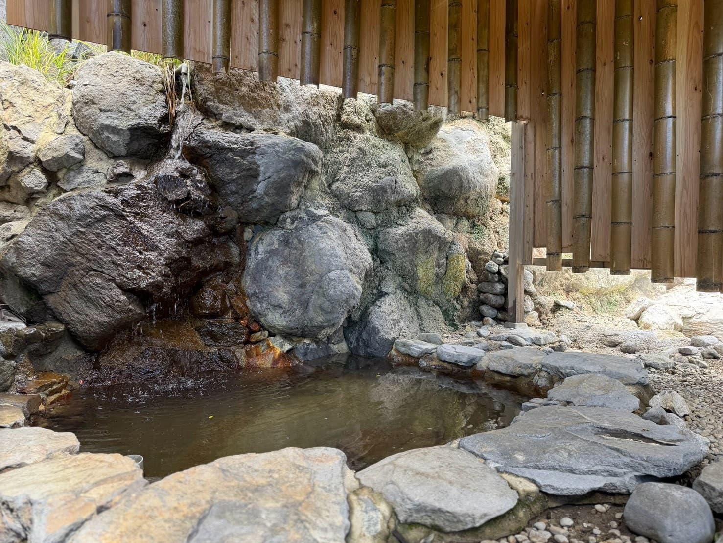 岩に囲まれた旅の湯の水風呂