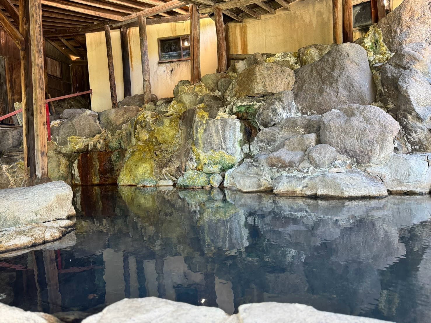 大きな岩に囲まれた旅の湯の岩風呂